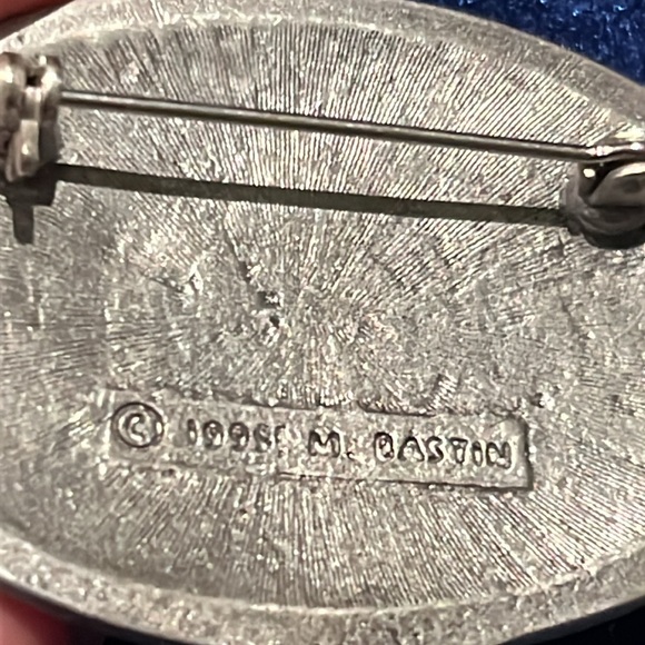 Bunny Rabbit Brooch or Pin by Marjolein Bastin 1999 Bunny Sniffing Violets - Picture 8 of 8